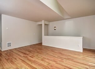 4351 31st Ave W, Unit 2 in Seattle, WA - Building Photo - Building Photo