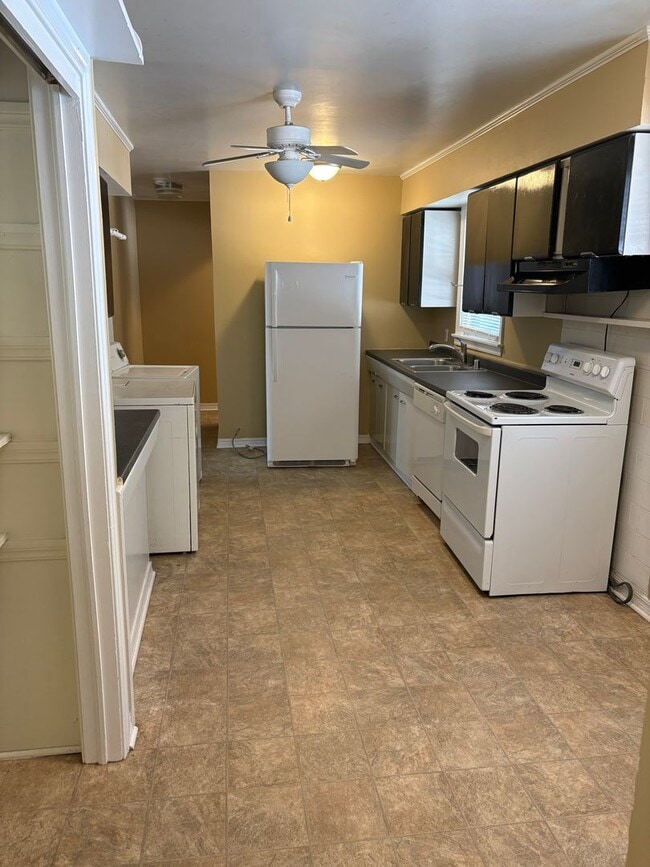 873 W Clinton Dr in Fayetteville, AR - Building Photo - Building Photo