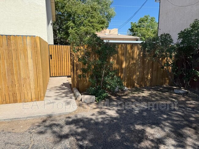2516 Chelwood Park Blvd NE in Albuquerque, NM - Building Photo - Building Photo