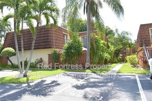 5241 Cedarbend Dr in Ft. Myers, FL - Building Photo