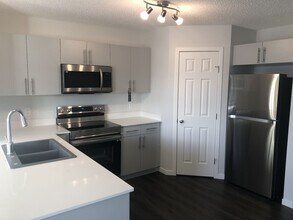 9810-9227 227 St NW in Edmonton, AB - Building Photo - Building Photo