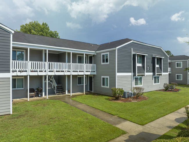 Summer Lodge Apartments in Decatur, AL - Building Photo - Building Photo