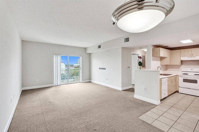 50 Menores Ave, Unit 508 in Coral Gables, FL - Foto de edificio - Building Photo