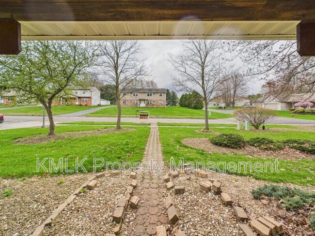 5030 Winthrop Dr in Austintown, OH - Foto de edificio - Building Photo