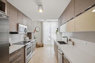 801 Brickell Key Blvd, Unit 409 in Miami, FL - Foto de edificio - Building Photo