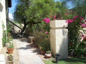 7557 N Dreamy Draw Dr in Phoenix, AZ - Building Photo - Building Photo