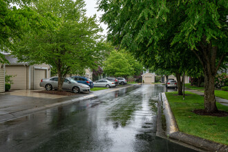 Rivertrail Condominium in Redmond, WA - Foto de edificio - Building Photo