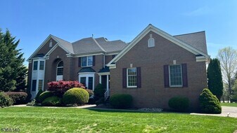 43 Rosewood Ct in Montgomery, NJ - Building Photo