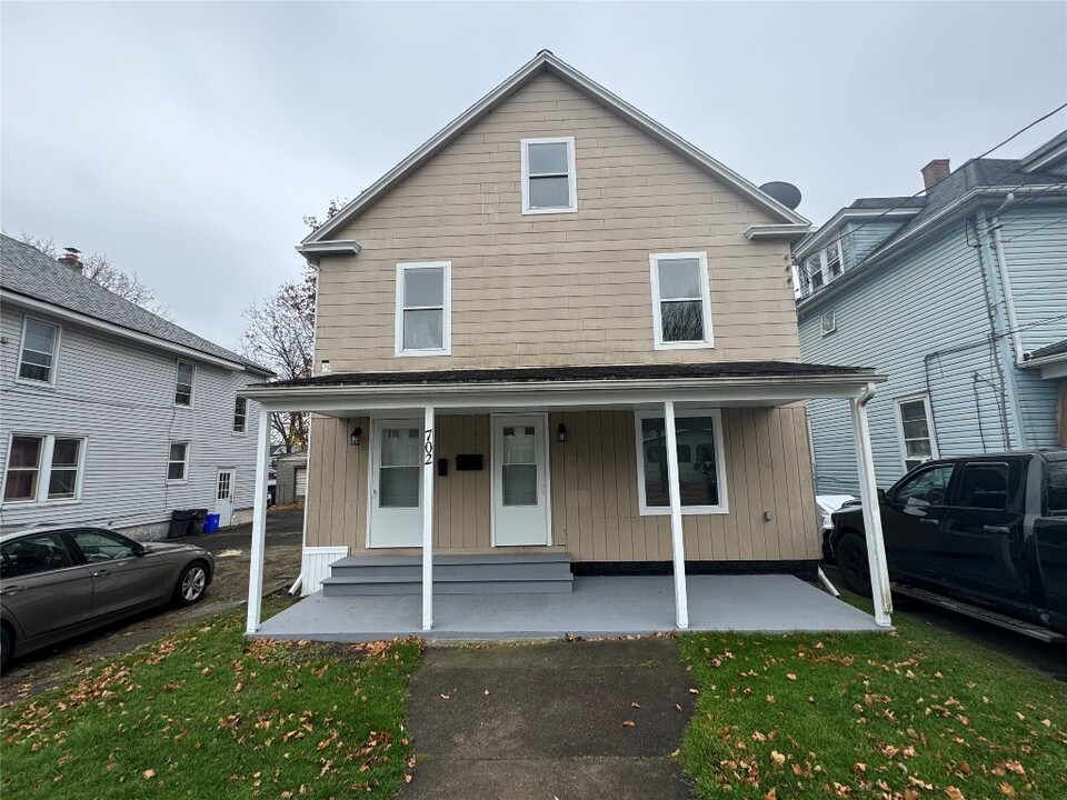 702 Broad St-Unit -2 in Endicott, NY - Foto de edificio