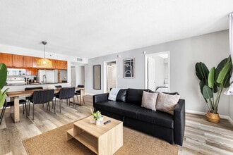1200 Brickell Bay Dr in Miami, FL - Building Photo - Building Photo