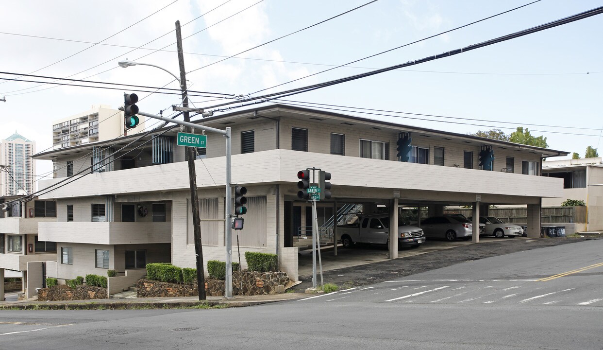 The Towers Apartments in Honolulu, HI - Building Photo