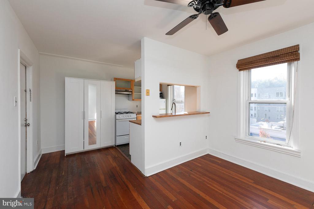 4373 Main St in Philadelphia, PA - Building Photo