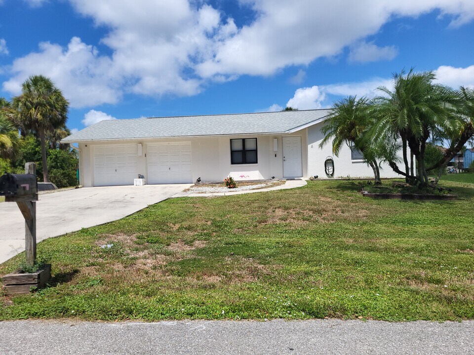4083 Dotham St in Port Charlotte, FL - Building Photo