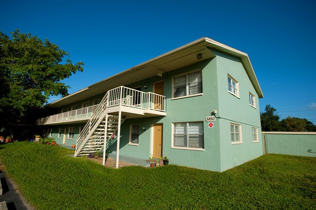 Greenway in Sarasota, FL - Foto de edificio - Building Photo
