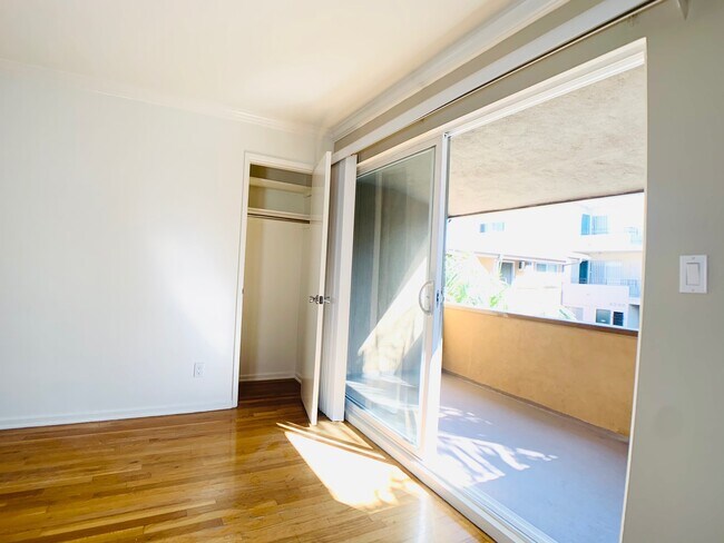 1300 S Barrington Ave in Los Angeles, CA - Foto de edificio - Building Photo