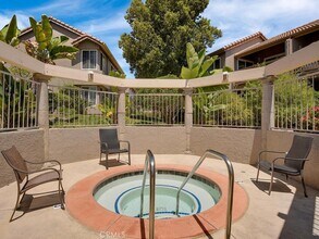 930 Via Mil Cumbres, Unit Villas Condo in Solana Beach, CA - Building Photo - Building Photo