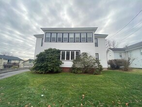 12 Monroe St, Unit 2 in Augusta, ME - Foto de edificio - Building Photo