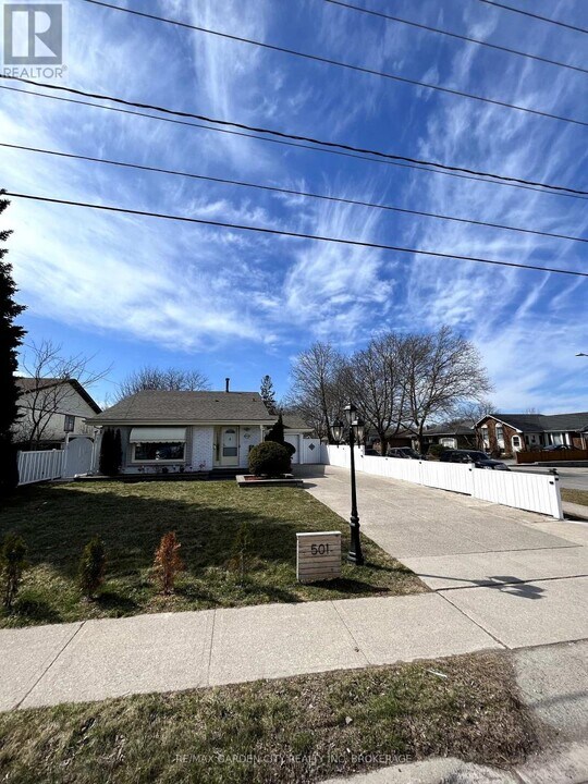 501 Bunting Rd in St Catharines, ON - Building Photo