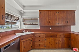 100 E Kenneth Rd in Glendale, CA - Building Photo - Building Photo