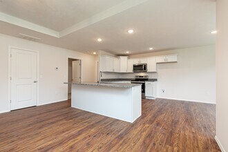 376 W Granada St in Republic, MO - Foto de edificio - Building Photo