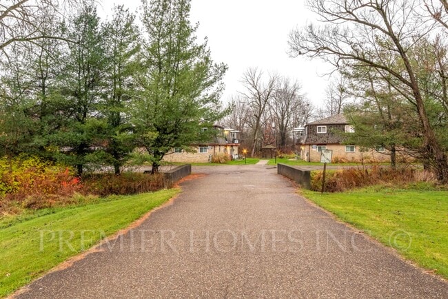 835 Constitution Ave in Louisville, OH - Building Photo - Building Photo