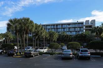 Lakeshore Club in West Palm Beach, FL - Building Photo - Building Photo