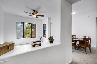 2989 N 44th St in Phoenix, AZ - Foto de edificio - Building Photo