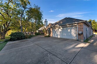 7217 Cloverleaf Dr in Plano, TX - Foto de edificio - Building Photo