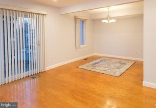 14654 Bauer Dr in Rockville, MD - Foto de edificio - Building Photo