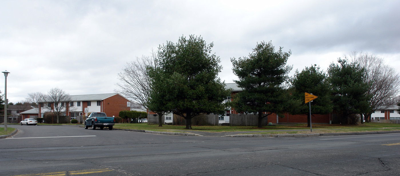 1-30 Tokeneke Rd in Holyoke, MA - Foto de edificio