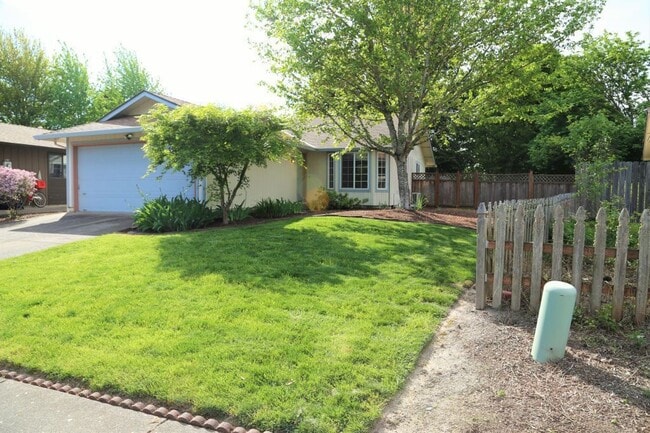 3358 SE Charlotte Pl in Corvallis, OR - Building Photo - Building Photo