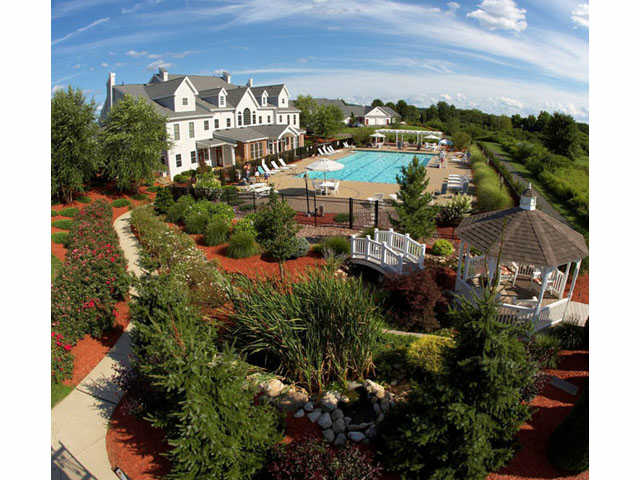 Deer Valley Townhomes in Ellington, CT - Foto de edificio - Building Photo