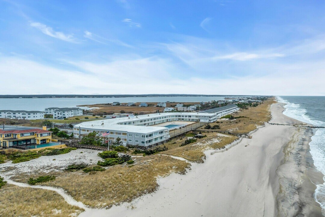 585 Dune Rd in Southampton, NY - Building Photo