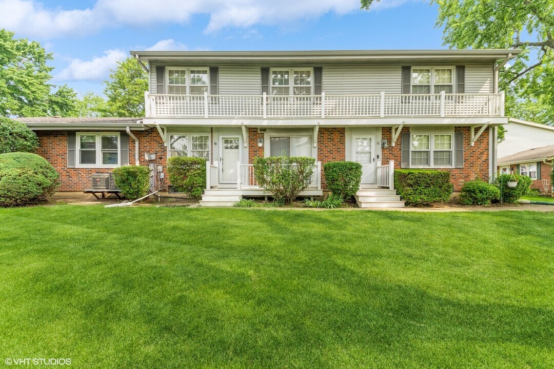 311 Milton Ct in Bloomingdale, IL - Building Photo