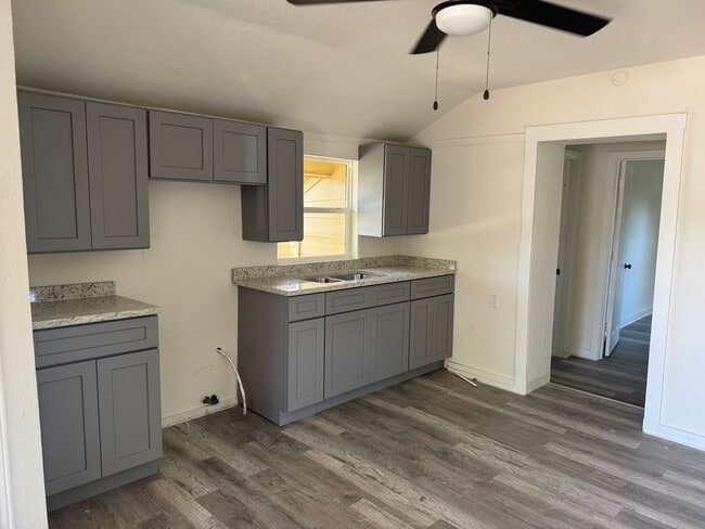 419 Peabody Ave in San Antonio, TX - Foto de edificio - Building Photo