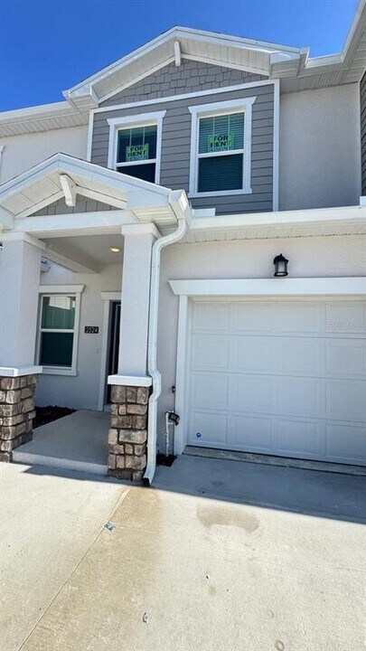 2524 Skyline Lp in Kissimmee, FL - Building Photo
