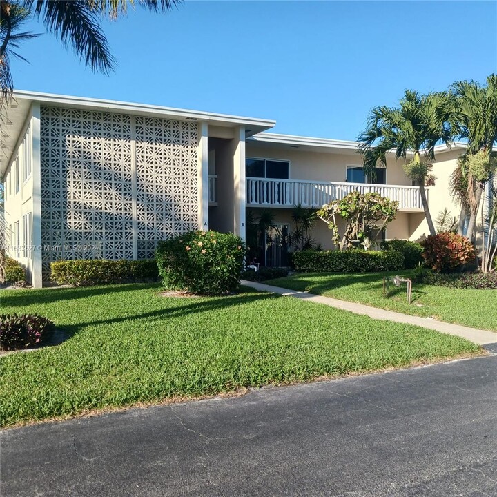 215 Main Blvd in Boynton Beach, FL - Building Photo