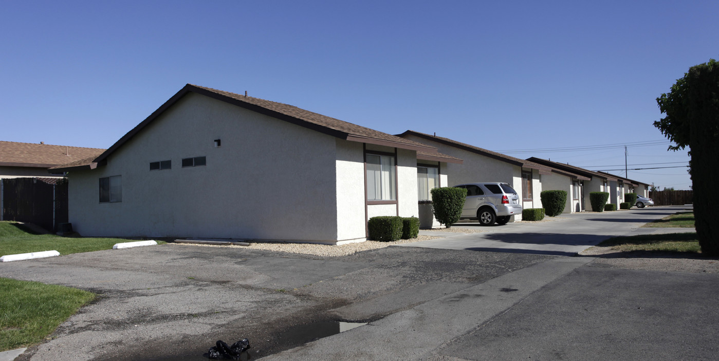 15992 Sequoia Ave in Hesperia, CA - Building Photo