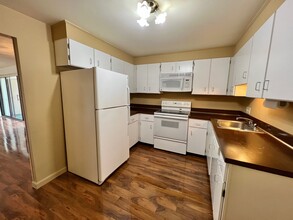 295 Lynn Shore Dr, Unit 105 in Lynn, MA - Building Photo - Building Photo