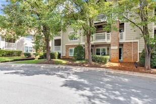 5009 Sharon Rd in Charlotte, NC - Building Photo