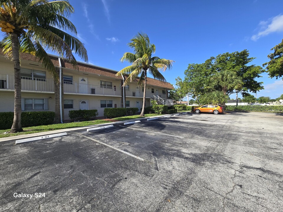 9851 Sandalfoot Blvd in Boca Raton, FL - Foto de edificio