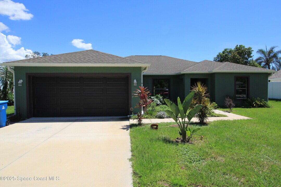 950 Douglas St SE in Palm Bay, FL - Building Photo