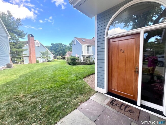 32 Regents Pk in Westport, CT - Building Photo - Building Photo