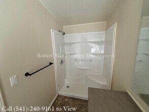 3424 NE Riverside Ave in Pendleton, OR - Building Photo - Building Photo