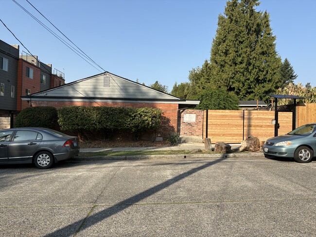 7327 38th Ave NE, Unit 4 in Seattle, WA - Building Photo - Building Photo