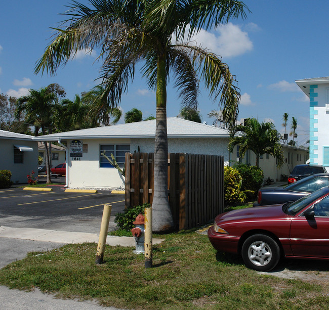 Labueux Apartments in Hollywood, FL - Building Photo - Building Photo