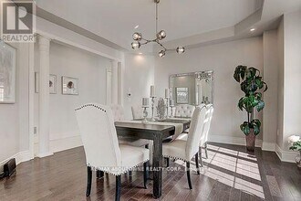 459 Threshing Mill Blvd. in Oakville, ON - Building Photo - Building Photo