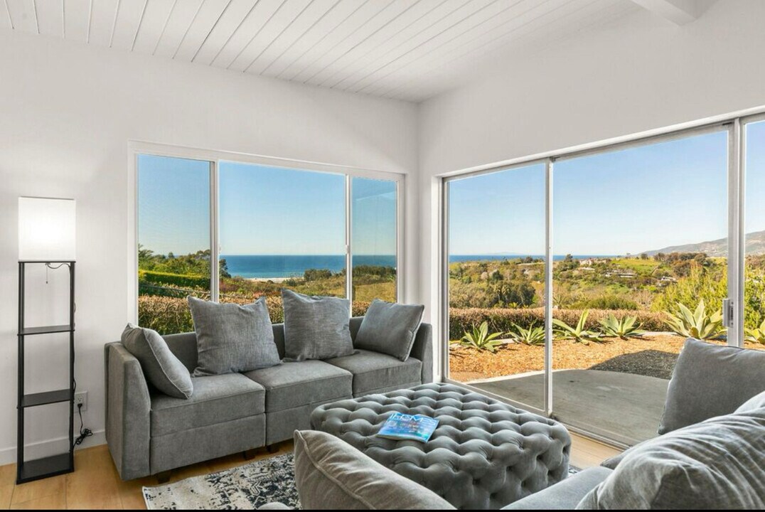 29259 Heathercliff Rd in Malibu, CA - Building Photo