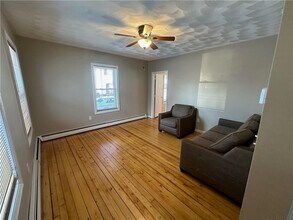 35 Yates St in Lincoln, RI - Building Photo - Building Photo