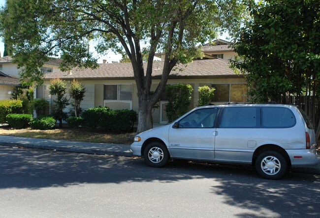 889 Bing Dr in Santa Clara, CA - Foto de edificio - Building Photo